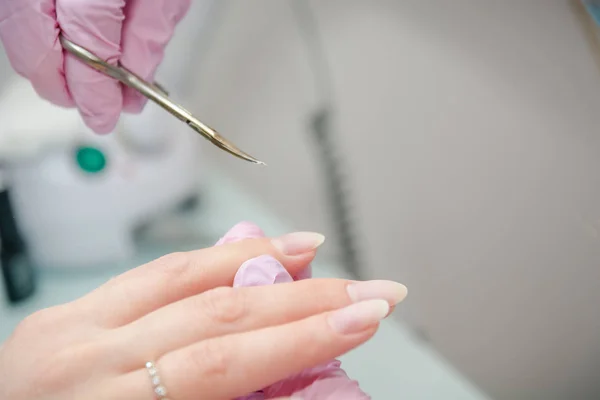 Putting Vernis Nagels Verwerking Van Nagels Schoonheidssalon Schilderen Van Nagels — Stockfoto