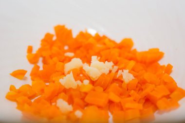 Doğranmış havuç parçalar üzerinde. Salata hazırlanması. Havuç salatası.