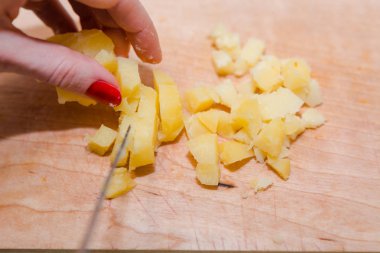 Patates dilimleri kesmek. Haşlanmış patates. Patates