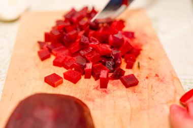 Pancar kesmek için. Pancar parçalarda kesilmiş. Pancar salatası.