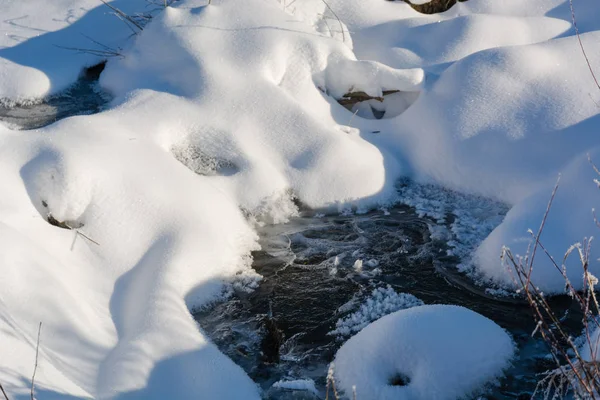 Fluxo Inverno Pequeno Rio Taiga Inverno Pequeno Rio Congelou Inverno — Fotografia de Stock