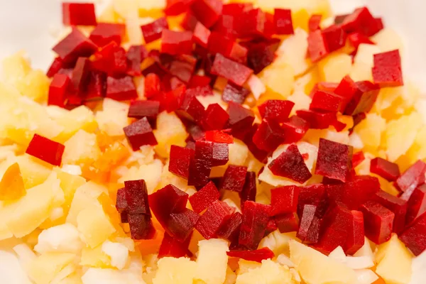 Pancar kesmek için. Pancar parçalarda kesilmiş. Pancar salatası.