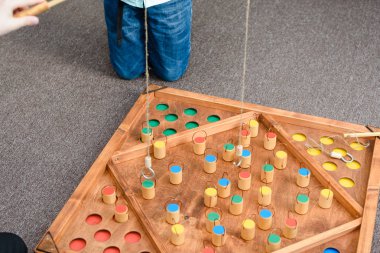 Çocuk oyunları ile renkli şekiller. Ahşap bir şekil üzerinde yem yakalamak. Rakamlar yerlerde yerleştirin. Çocuklar için oyunlar eğitim