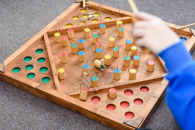 Çocuk oyunları ile renkli şekiller. Ahşap bir şekil üzerinde yem yakalamak. Rakamlar yerlerde yerleştirin. Çocuklar için oyunlar eğitim