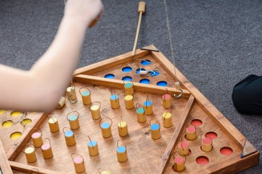 Çocuk oyunları ile renkli şekiller. Ahşap bir şekil üzerinde yem yakalamak. Rakamlar yerlerde yerleştirin. Çocuklar için oyunlar eğitim