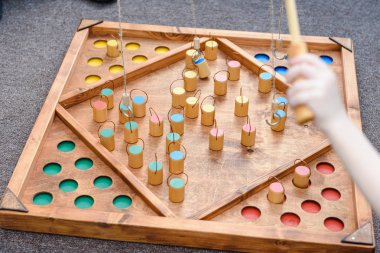 Çocuk oyunları ile renkli şekiller. Ahşap bir şekil üzerinde yem yakalamak. Rakamlar yerlerde yerleştirin. Çocuklar için oyunlar eğitim