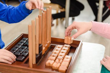 Çocuk ahşap masa oyunları. Çocuklar için oyunlar eğitim. Rakamlar ve küpleri yaymak. Ahşap öğeleri.