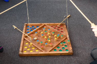 Çocuk oyunları ile renkli şekiller. Ahşap bir şekil üzerinde yem yakalamak. Rakamlar yerlerde yerleştirin. Çocuklar için oyunlar eğitim