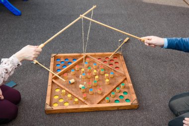 Çocuk oyunları ile renkli şekiller. Ahşap bir şekil üzerinde yem yakalamak. Rakamlar yerlerde yerleştirin. Çocuklar için oyunlar eğitim