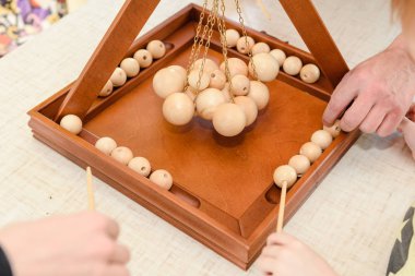 Ahşap topları ile çocuk oyunu. Çocuklar topları bir oyun. Eğitici bir oyun. Bir zincir asılı topları.