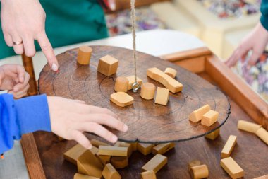 Rakamlar Yönetim Kurulu ile çocuk oyunu. Bir küp ile bir oyun. Eğitim stratejik çocuk oyunu.