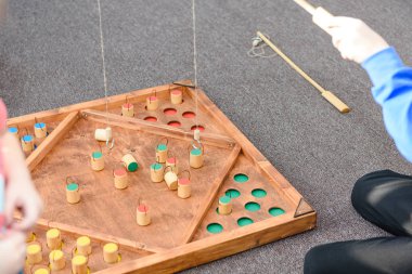 Çocuk oyunları ile renkli şekiller. Ahşap bir şekil üzerinde yem yakalamak. Rakamlar yerlerde yerleştirin. Çocuklar için oyunlar eğitim