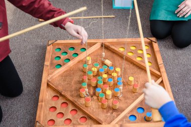 Çocuk oyunları ile renkli şekiller. Ahşap bir şekil üzerinde yem yakalamak. Rakamlar yerlerde yerleştirin. Çocuklar için oyunlar eğitim