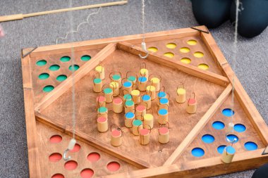 Çocuk oyunları ile renkli şekiller. Ahşap bir şekil üzerinde yem yakalamak. Rakamlar yerlerde yerleştirin. Çocuklar için oyunlar eğitim