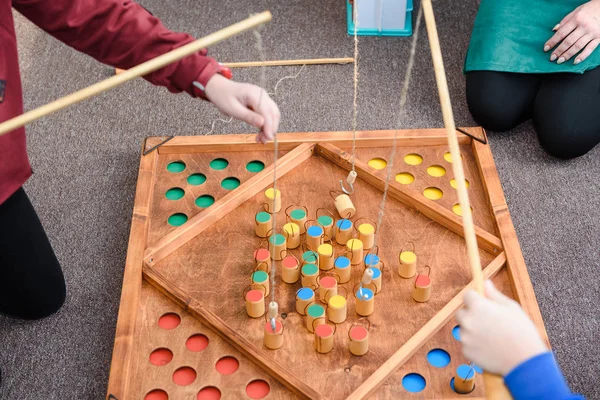 Çocuk oyunları ile renkli şekiller. Ahşap bir şekil üzerinde yem yakalamak. Rakamlar yerlerde yerleştirin. Çocuklar için oyunlar eğitim