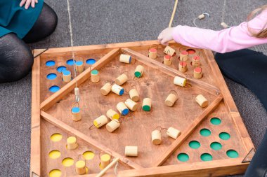 Çocuk oyunları ile renkli şekiller. Ahşap bir şekil üzerinde yem yakalamak. Rakamlar yerlerde yerleştirin. Çocuklar için oyunlar eğitim