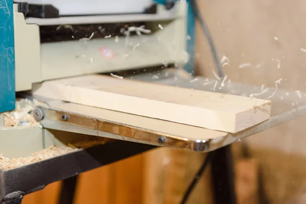 Tahta üstünde belgili tanımlık makine işleme. Talaş uçar. Düzey yönetim kurulu. Marangozluk aracı. Ev atölye.