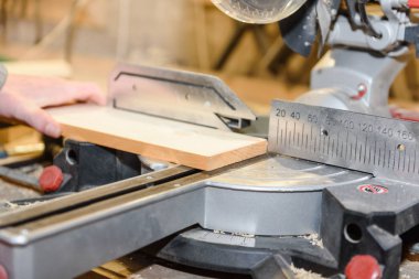 Home atölye ağacında gördüm. Komiteler Kesme bir adam. Profesyonel araçlar iş başında. Sanayi.