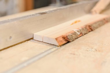 Home atölye ağacında gördüm. Komiteler Kesme bir adam. Profesyonel araçlar iş başında. Sanayi.