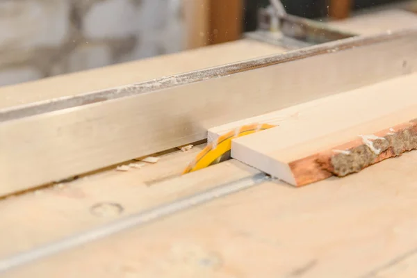 Árbol Taller Casero Hombre Aserrando Tablas Herramientas Profesionales Trabajo Carpintería — Foto de Stock