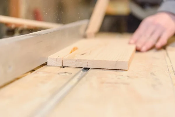 Home atölye ağacında gördüm. Komiteler Kesme bir adam. Profesyonel araçlar iş başında. Sanayi.