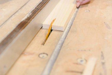 Home atölye ağacında gördüm. Komiteler Kesme bir adam. Profesyonel araçlar iş başında. Sanayi.