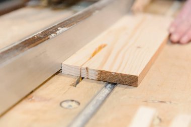 Home atölye ağacında gördüm. Komiteler Kesme bir adam. Profesyonel araçlar iş başında. Sanayi.