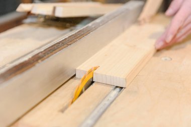 Home atölye ağacında gördüm. Komiteler Kesme bir adam. Profesyonel araçlar iş başında. Sanayi.