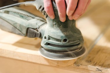 Sander. Kum ahşap ürünler. Bir adam bir Bileme Makinası ile çalışıyor. Doğrama Atölyesi. Ağaç pürüzsüz olması.