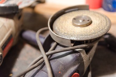 İş takım Bulgarca. Doğrama Atölyesi rafta bir araç. Metal kesme için bir araç. Tehlikeli bir çalışma aracı