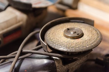 İş takım Bulgarca. Doğrama Atölyesi rafta bir araç. Metal kesme için bir araç. Tehlikeli bir çalışma aracı