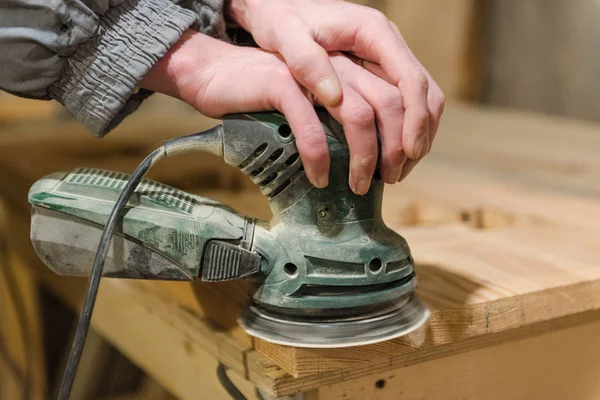 Sander Productos Madera Arena Hombre Trabaja Con Una Rectificadora Taller —  Fotos de Stock