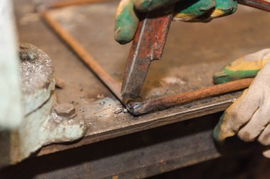 Marangozluk dükkanda kaynak ile çalışır. Metal parçalar kaynak. Tehlikeli sanayi. Kıvılcımlar.