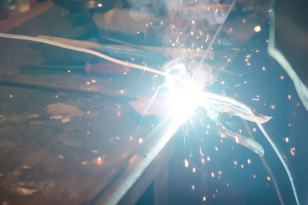 在木工车间进行焊接工作 焊接金属部件 危险的行业 火花飞 — 图库照片