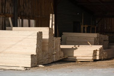 Ahşap Komiteler bir yığın halinde. Çam panoları. Bir sürü kereste. Ambar ahşap panoları.