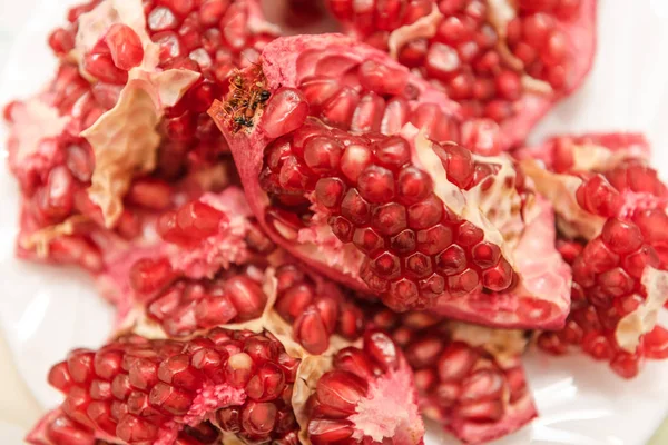 Granaatappel Een Witte Achtergrond Natuurlijke Vruchten Rood Fruit Granaatappel Tafel — Stockfoto