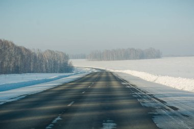 Kış yol alanları arasında. Yolun alanları arasında. Kar alanları. Kış manzarası.