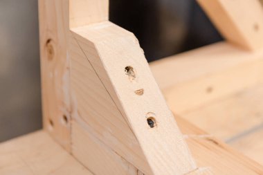 Ahşap detayları. Şunun ayrıntıları birbirine yapıştırılmış. Doğrama Atölyesi. Ahşaptan olun.