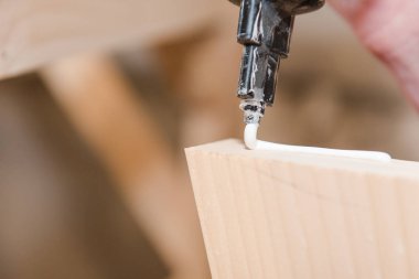 Bir adam tutkal ahşap açınızdan sıkar. Doğrama Atölyesi. Profesyonel bir araçtır. Kendin yap. Tutkal ahşap parçalar için. Güçlü yapıştırıcı.