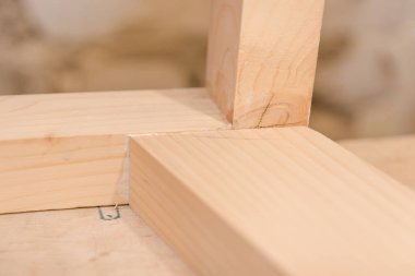 Ahşap detayları. Şunun ayrıntıları birbirine yapıştırılmış. Doğrama Atölyesi. Ahşaptan olun.