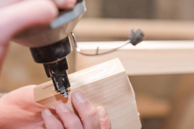 Bir adam tutkal ahşap açınızdan sıkar. Doğrama Atölyesi. Profesyonel bir araçtır. Kendin yap. Tutkal ahşap parçalar için. Güçlü yapıştırıcı.