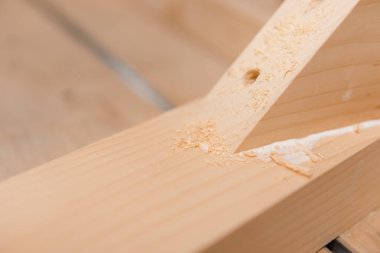 Ahşap detayları. Şunun ayrıntıları birbirine yapıştırılmış. Doğrama Atölyesi. Ahşaptan olun.