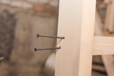 Bir adam bir vida ahşap bir masa içine dalga geçiyor. Doğrama Atölyesi. Bir tornavida ile çalışır. İş takım.