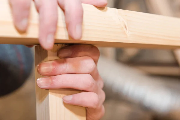 Człowiek Jest Przykręcenie Śruby Drewnianym Stole Stolarnię Pracy Pomocą Śrubokrętu — Zdjęcie stockowe