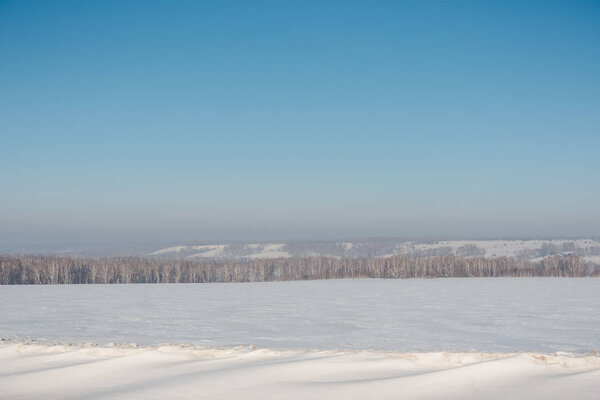Снежное поле Зимний пейзаж. Ледяной день. Русская зима. Много снега в поле
