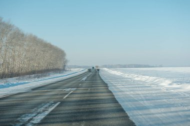 Asfalt yol ormandaki kışın. Kar altında asfalt. Karda yol. Kış yol. Sibirya yollar.