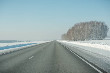 Yolun ortasında kış. Kışın asfalt yol. Yol kar altında. Rus yollar.