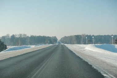 Yolun ortasında kış. Kışın asfalt yol. Yol kar altında. Rus yollar.