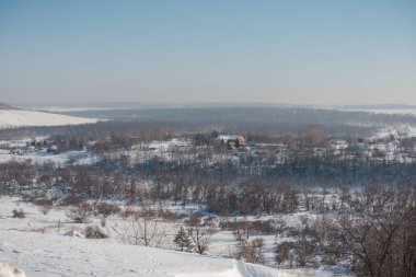 Yukarıdan köyün kış görünümü. Kar evlerde. Kırsal kar altında. Kışın Sibirya Köyü.