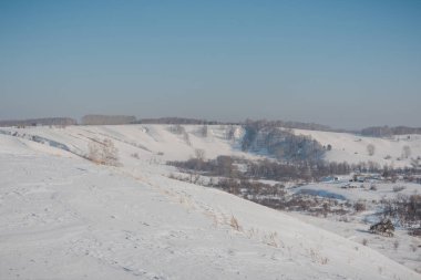 Yukarıdan köyün kış görünümü. Kar evlerde. Kırsal kar altında. Kışın Sibirya Köyü.